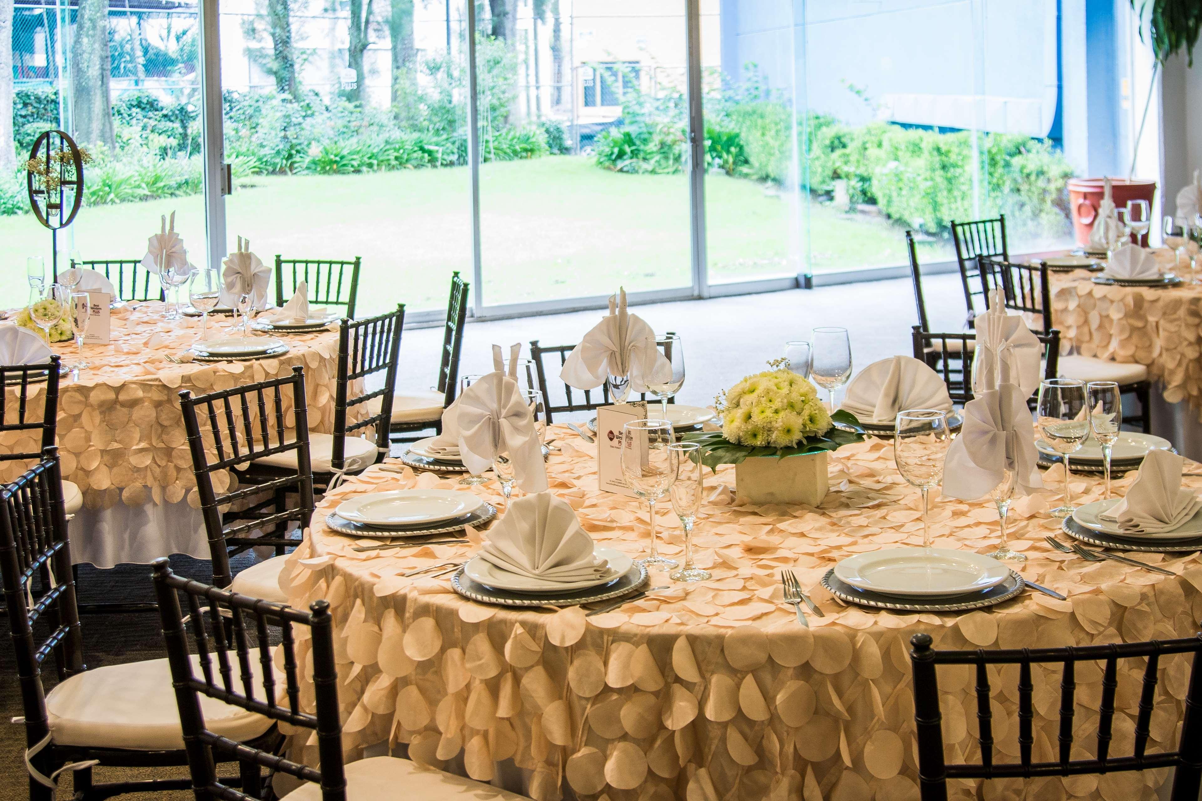 Grand Cantalagua Hotel Morelia, BW Signature Collection 외부 사진 A table set for a formal dinner