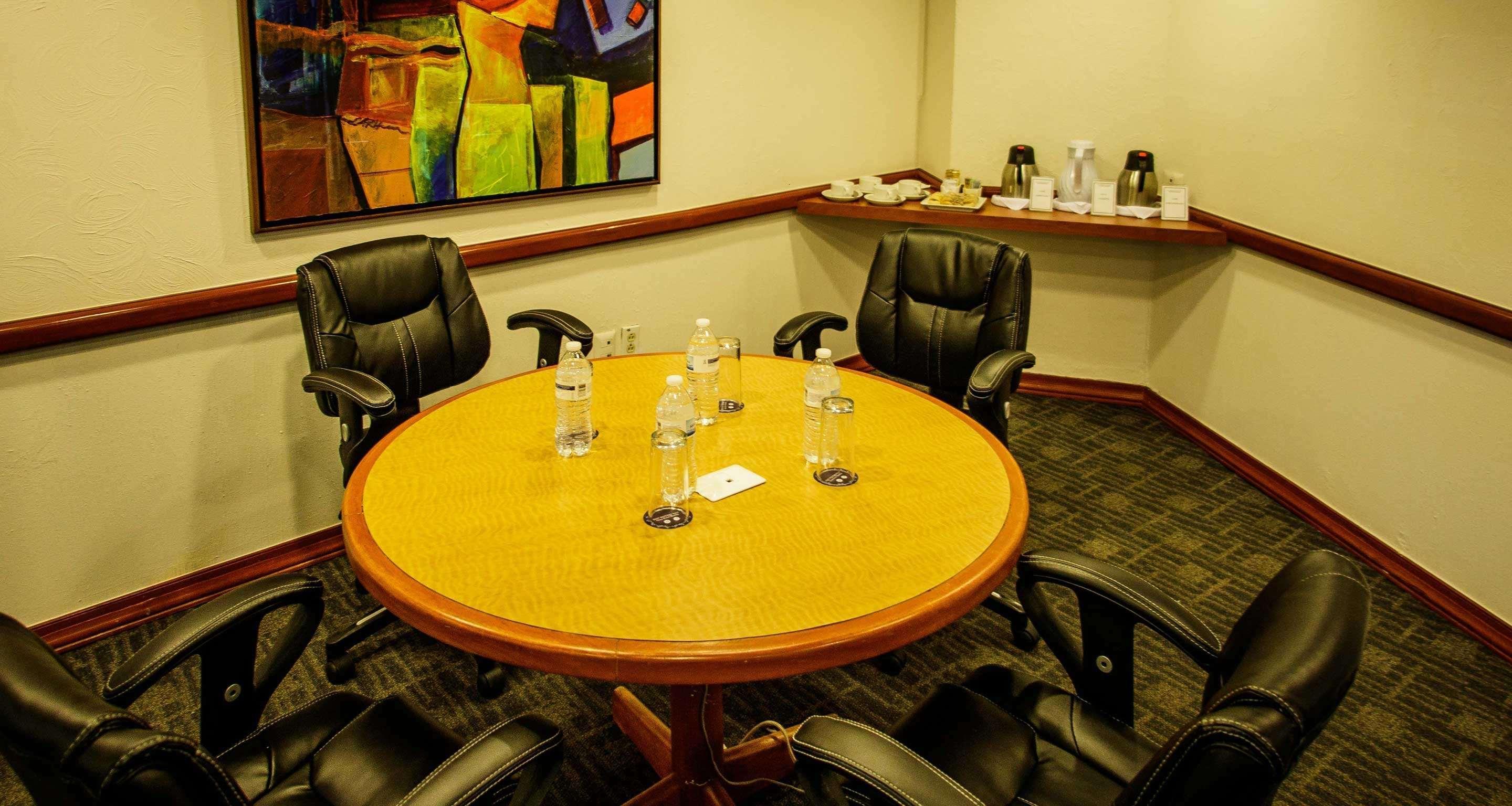 Grand Cantalagua Hotel Morelia, BW Signature Collection 외부 사진 A round table