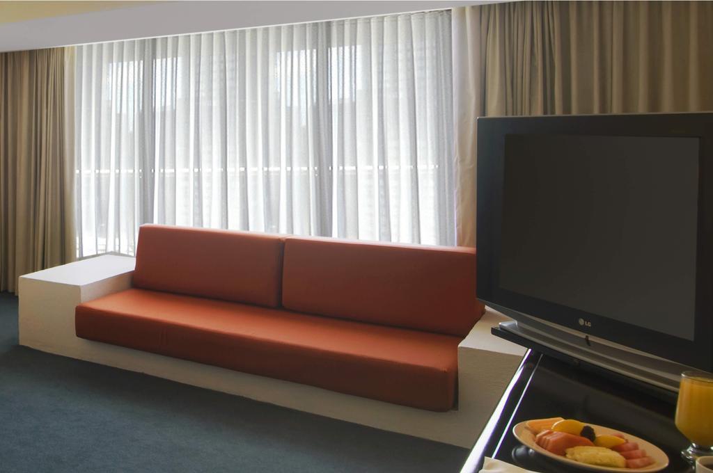 Grand Cantalagua Hotel Morelia, BW Signature Collection 외부 사진 A sofa in a hotel room